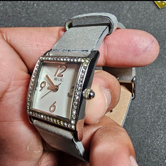 Relic Ladies Quartz Watch Silver Tone Rhinestone Bezel Gray Leather Strap Works - Picture 4 of 9
